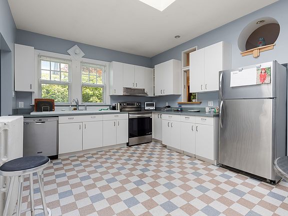 2nd image of 15 Myrtle St