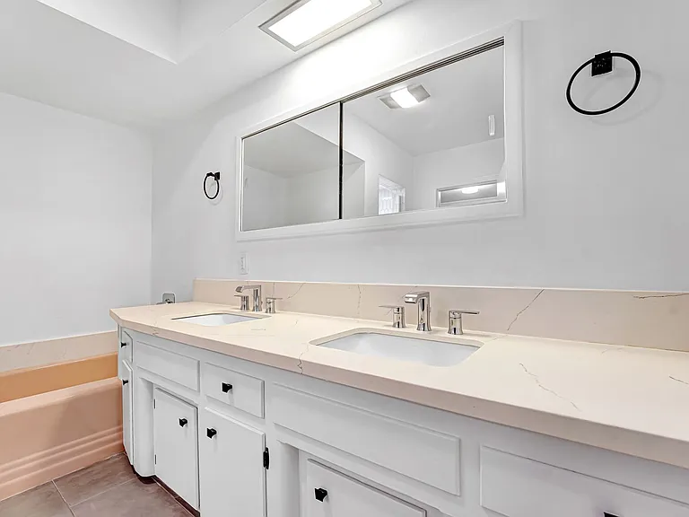 555 Amalfi Dr — Photo 29