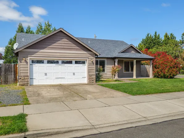 1002 SW Arch Ct, Grants Pass, OR 97527