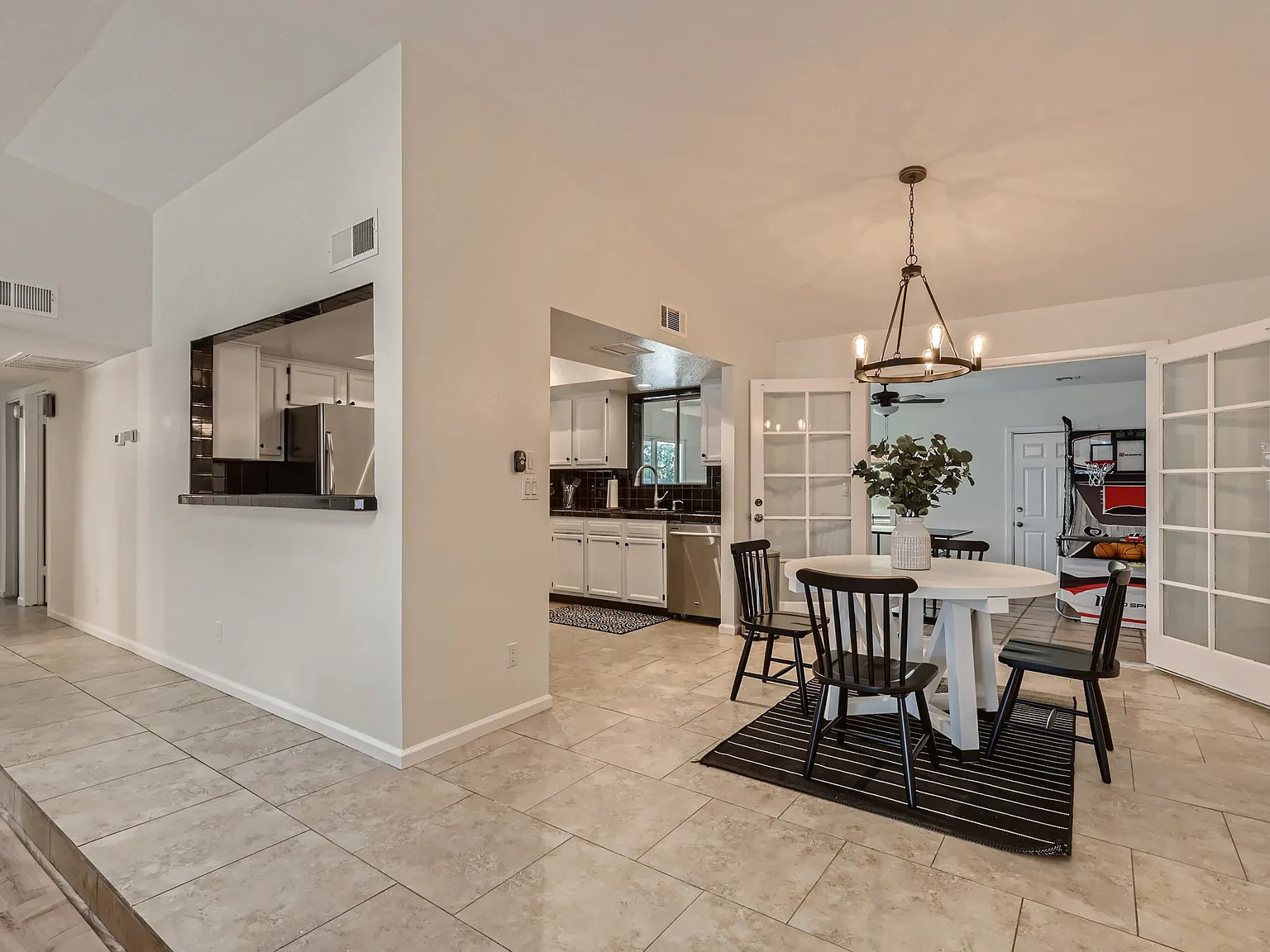 3 bed, 1615 sqft, $2,600 — Photo 3