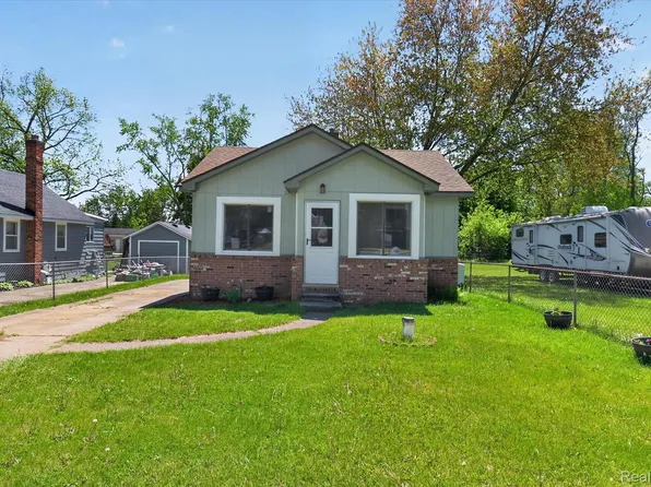 677 Lucille Dr, Wolverine Lake, MI 48390