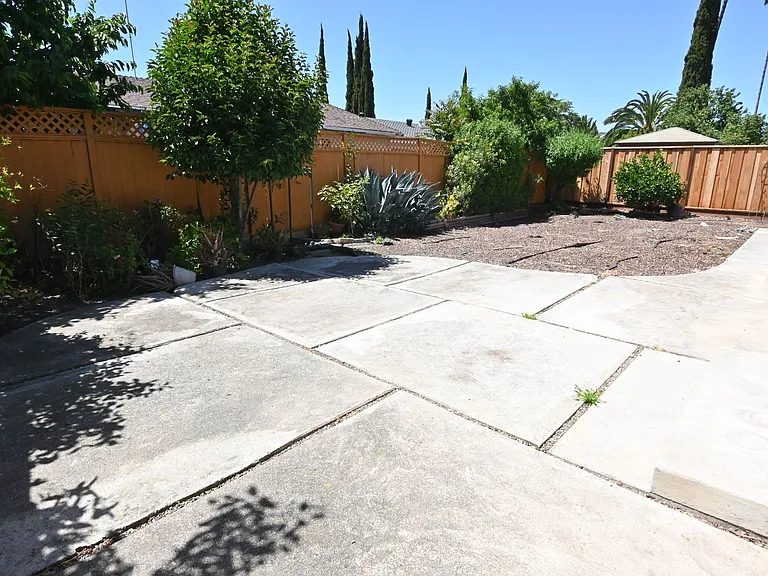 5659 Lathrop Dr — Photo 32