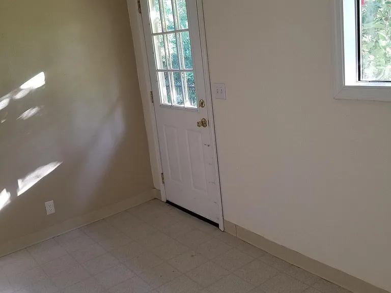 966 NW Cypress Ave — Photo 10