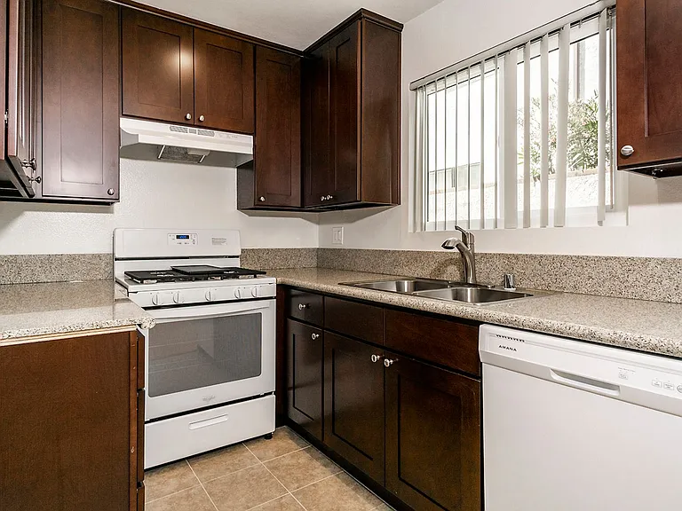 321 N Cedar St — Photo 26