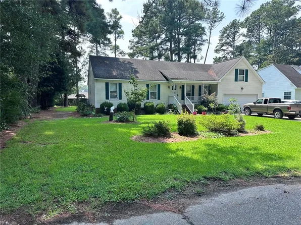 121 Causeway Dr, Chesapeake, VA 23322
