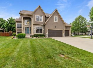 15946 S Parkwood Ct, Olathe, KS 66062