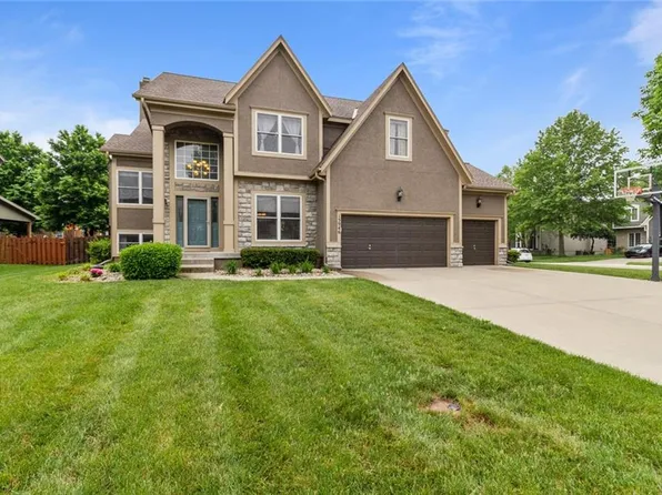 15946 S Parkwood Ct, Olathe, KS 66062