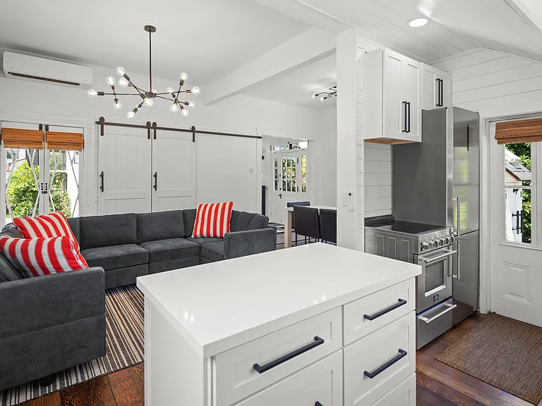 1021 E Ave — Photo 23