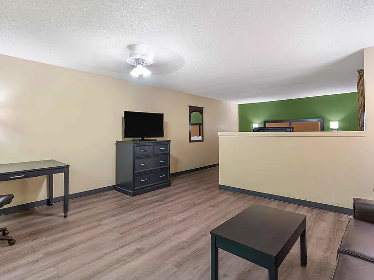 1 Bedroom Suite - 1 King Bed