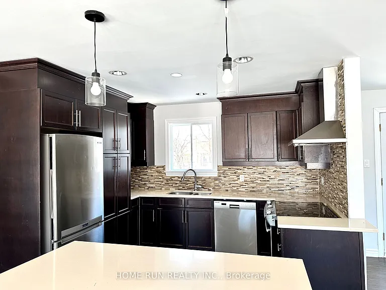 71 Ashburn Dr — Photo 4
