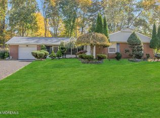 8 McIntosh Ln, Manalapan, NJ 07726