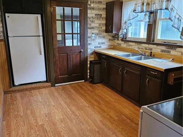 36 Cedar Ave, Portsmouth, RI 02871