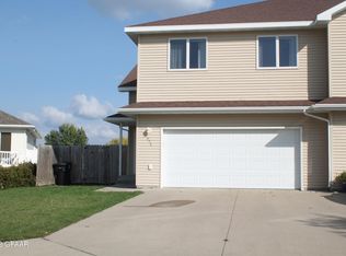 1058 Selkirk Cir, Grand Forks, ND 58203