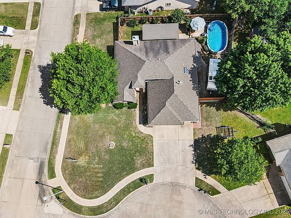 5th image of 302 E Granger Pl