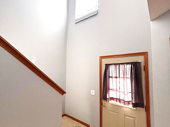 4th image of 655 Chestnut Rdg