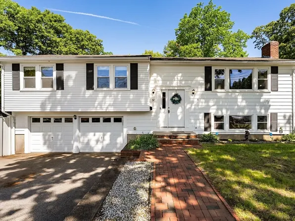 37 Old Coach Rd, Braintree, MA 02184
