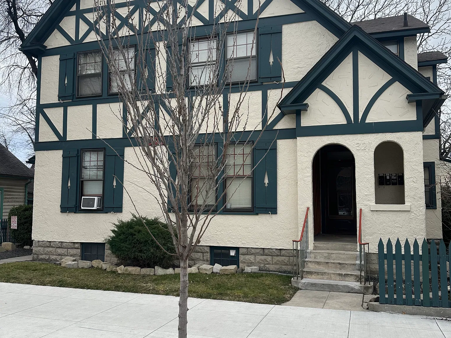 323 W Grove St — Photo 1