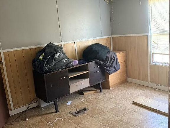 3rd image of 1132 E Park Road