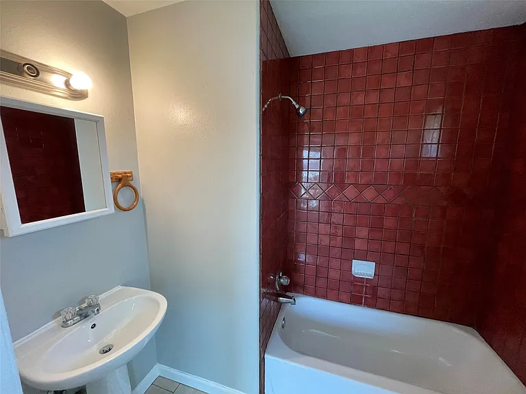 1041 Lott Ave — Photo 7