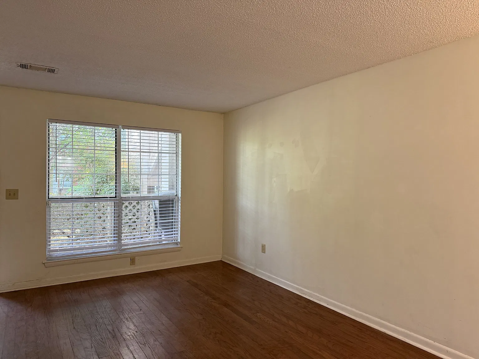 4 bed, 2.0 bath, 1120 sqft, $1,660 — Photo 3