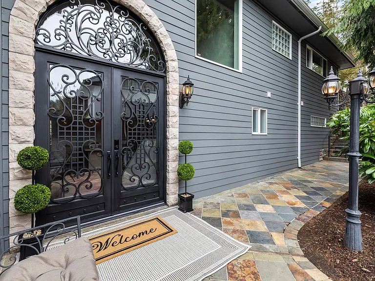 17714 SE 40th Pl — Photo 1