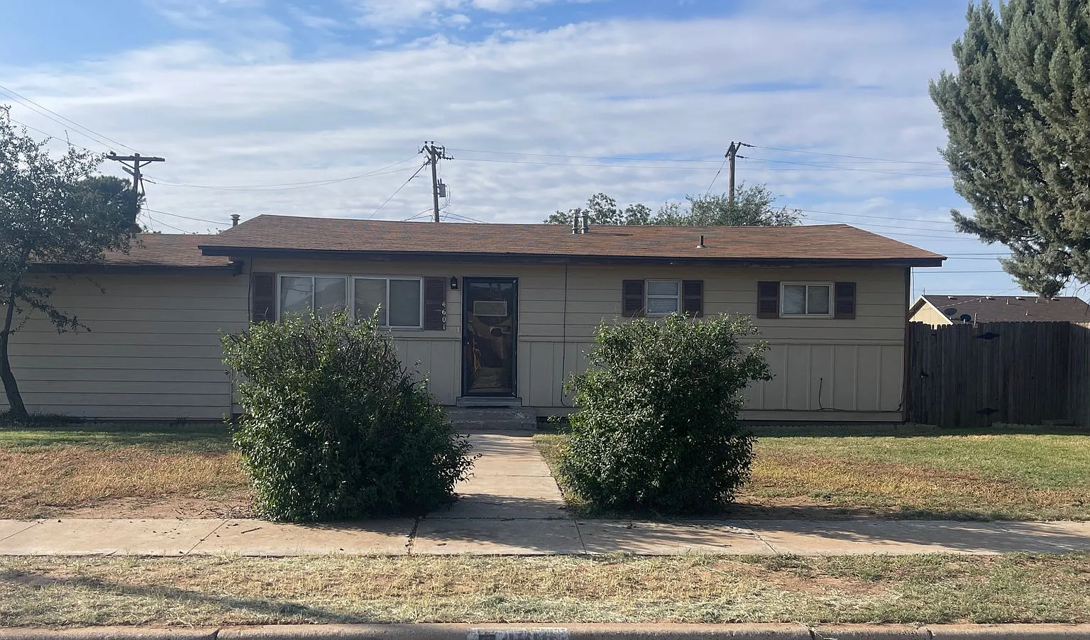 Move in Special! $200 off First Month! Adorable 2 Bedroom with 2 Car Garage Close to Hospitals an... — Photo 1