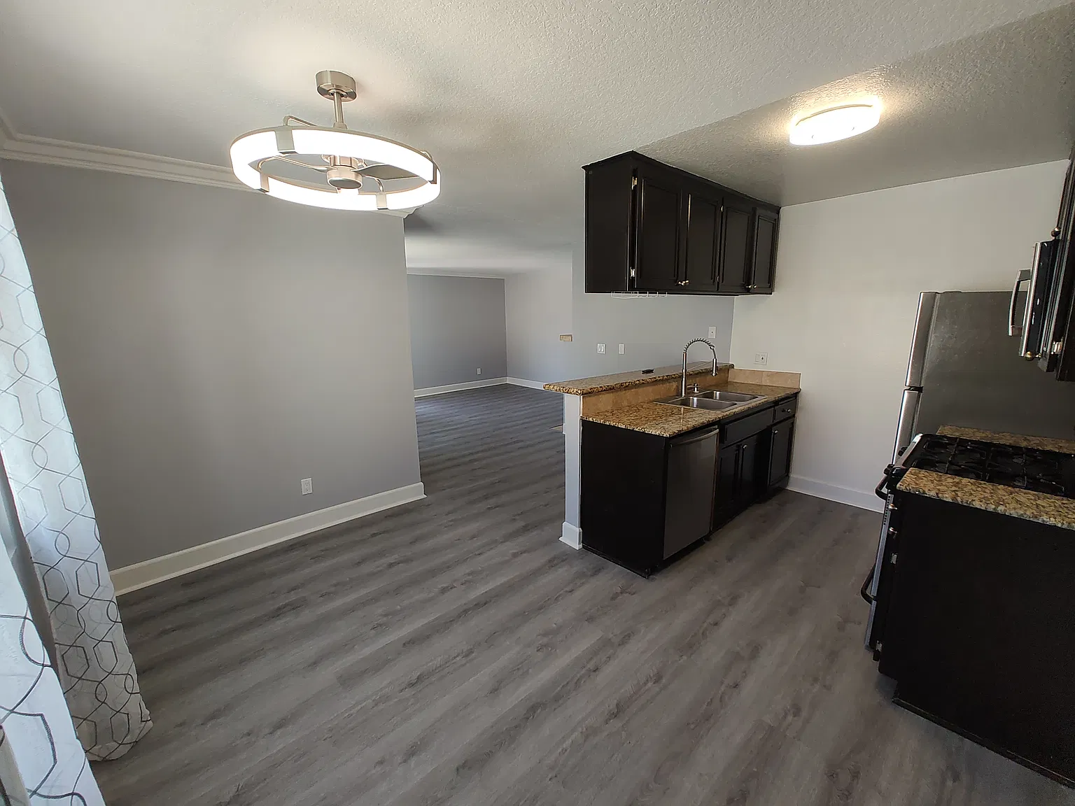 2 bed, 865 sqft, $2,440 — Photo 2
