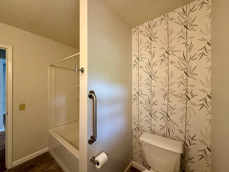 1005 Osborne St — Photo 9