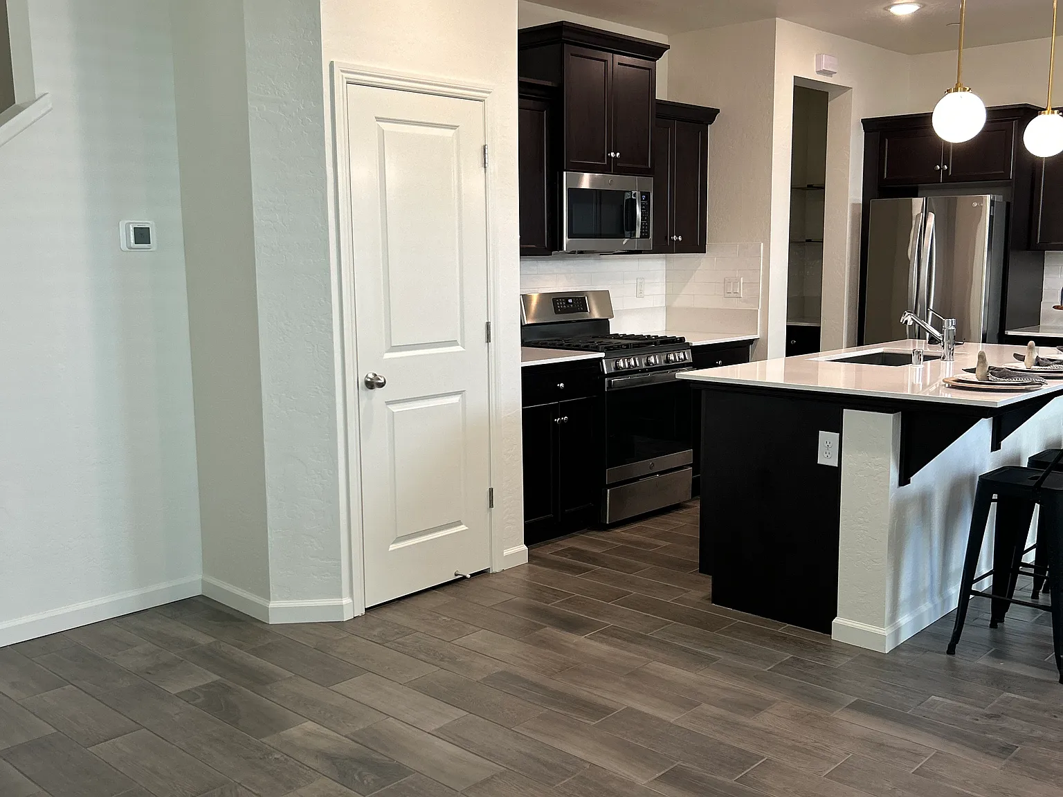 3 bed, 2.5 bath, 1651 sqft, $2,500 — Photo 4