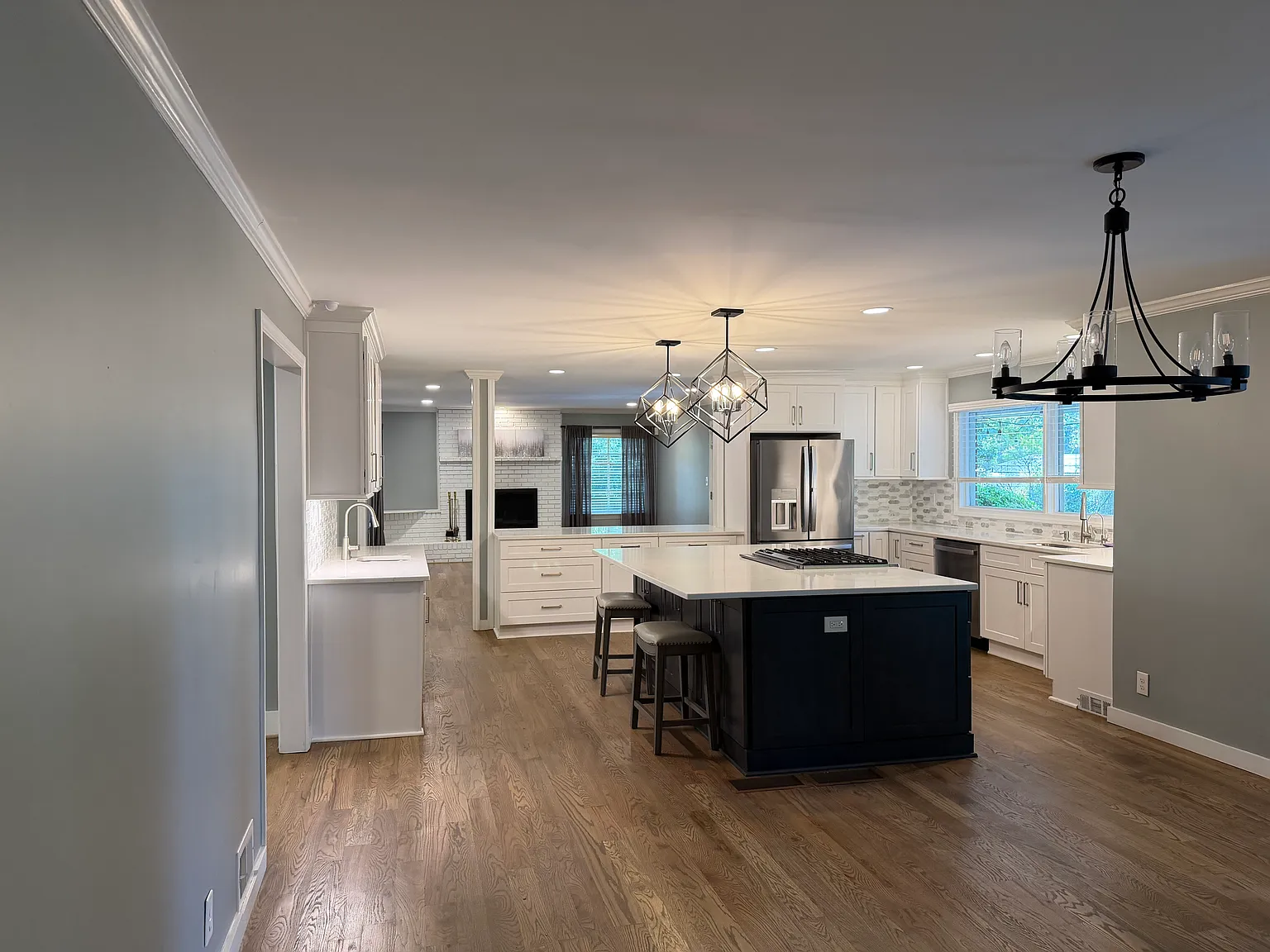 3 bed, 2055 sqft, $3,000 — Photo 3