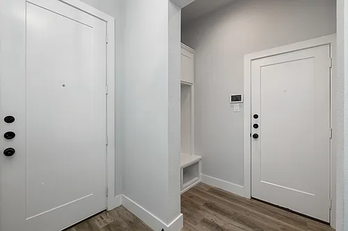 400 Leuty St Photo 1
