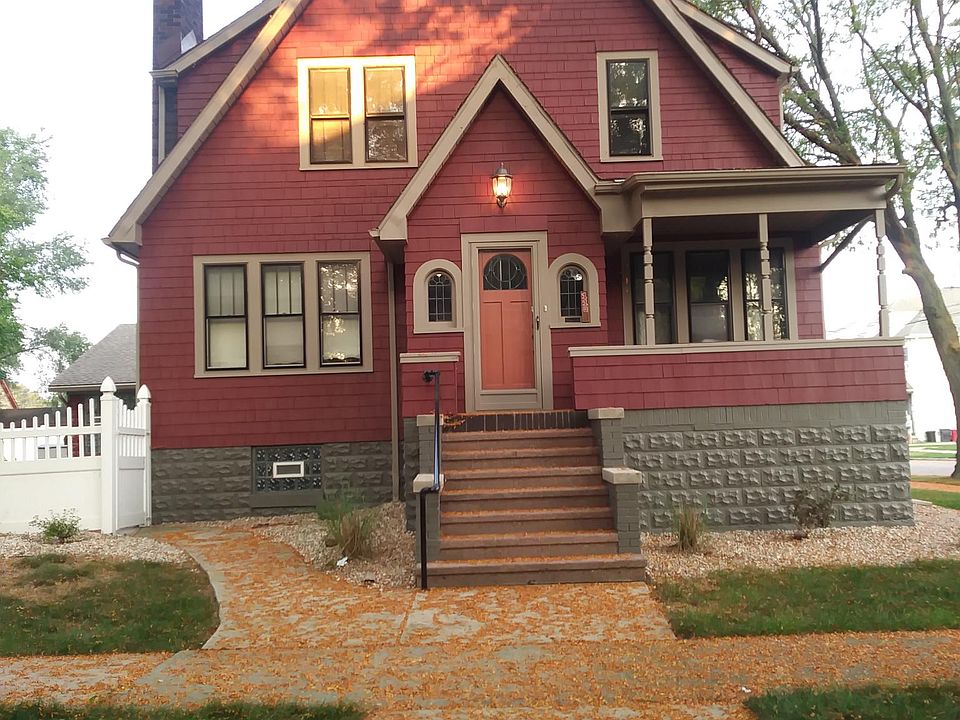 1st image of 110 1st St APT 1