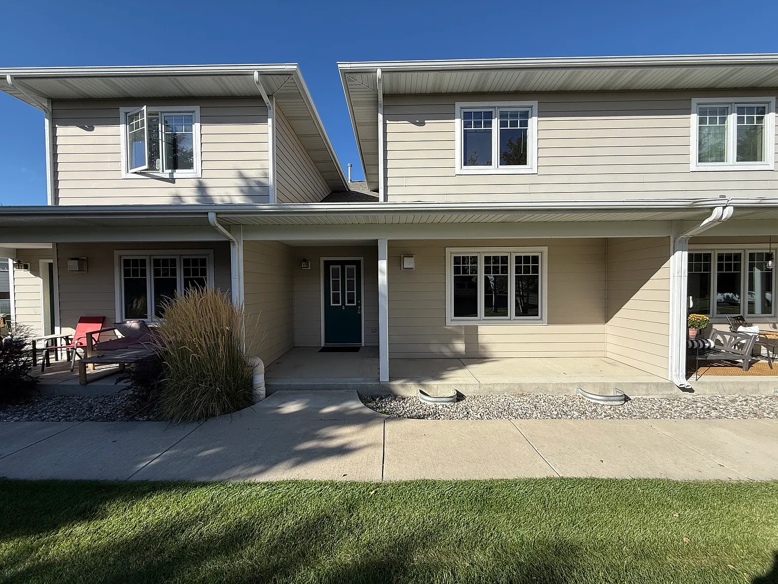 3 bed, 2.5 bath, 1400 sqft, $2,200 — Photo 2