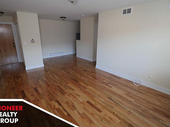 4th image of 556 W Arlington Pl #402