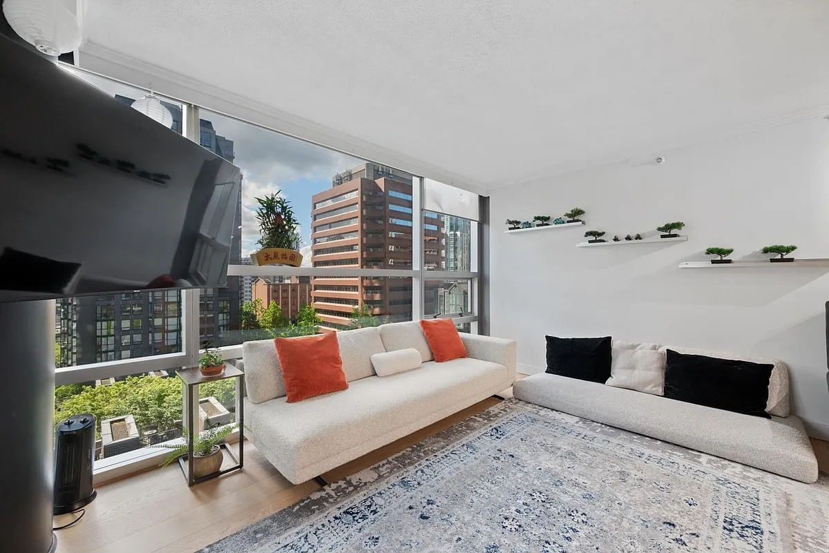 Building Photo - 1050 Burrard St #70X