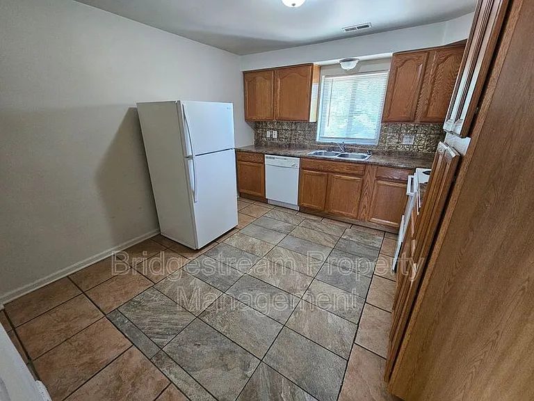 917 Cherry Dr #6 — Photo 4