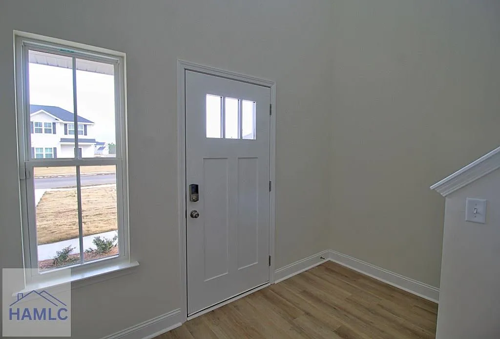 3 bed, 2.5 bath, 1704 sqft, $2,100 — Photo 2