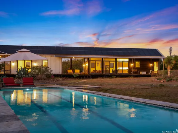 514 County Road 669, Devine, TX 78016