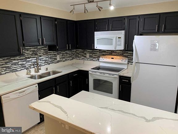 5th image of 6084 Essex House Sq