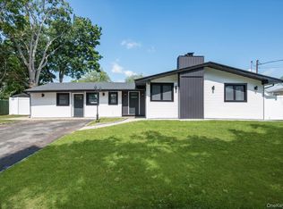 91 30th St, Copiague, NY 11726