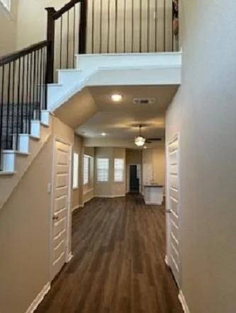 4 bed, 2001 sqft, $2,350 — Photo 3