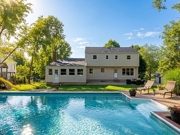 4th image of 8 Cedar Ln