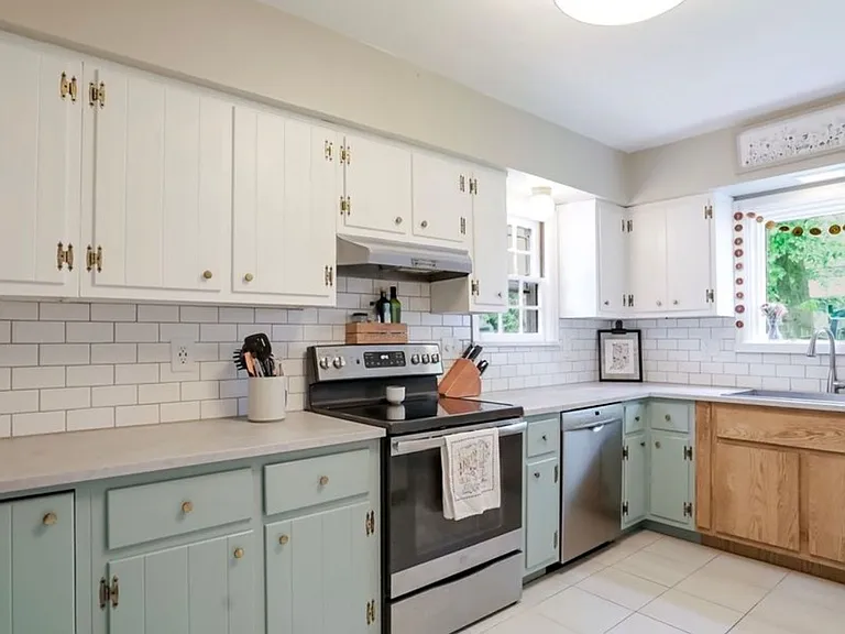 477 Robinson St — Photo 5