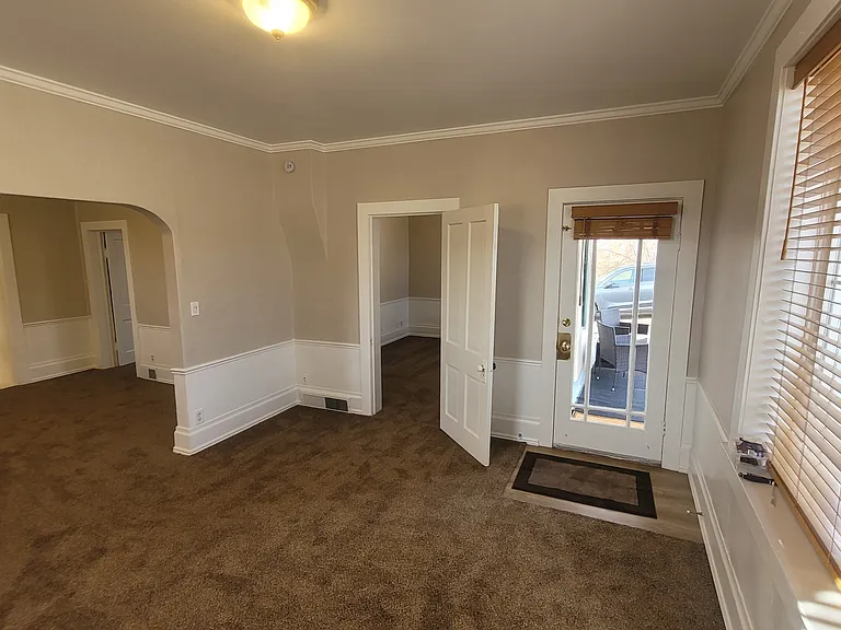 150 E Main St — Photo 16