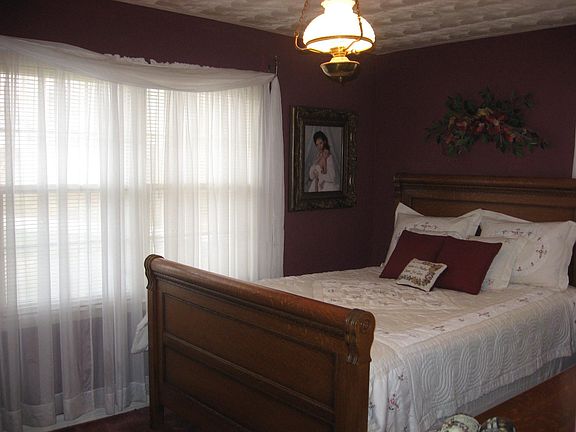 Sunnny Master Bedroom