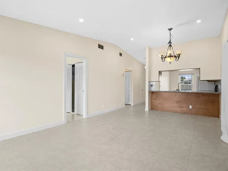 5540 Lakewood Cir S — Photo 2