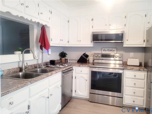 320 Middle Oaks Dr, Chesapeake, VA 23322