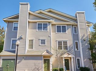 12827 Fair Briar Ln #12827, Fairfax, VA 22033