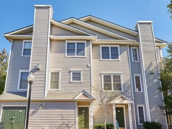 12827 Fair Briar Ln #12827, Fairfax, VA 22033