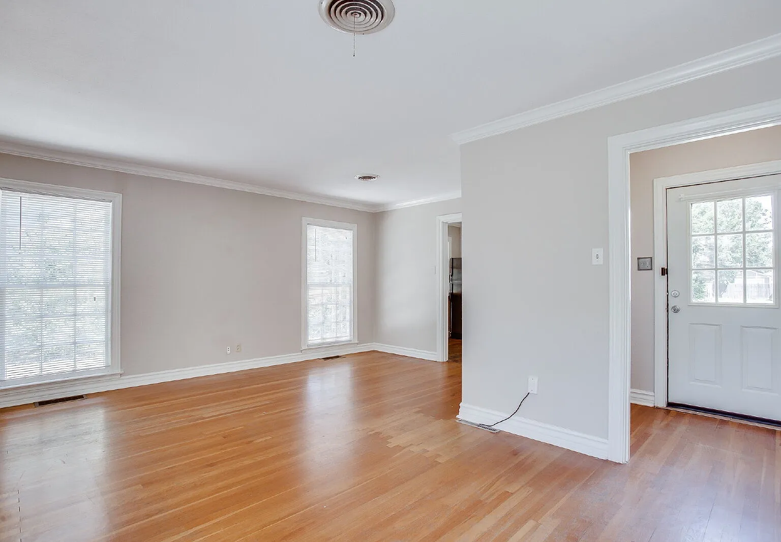 3 bed, 1.0 bath, 1199 sqft, $1,275 — Photo 4